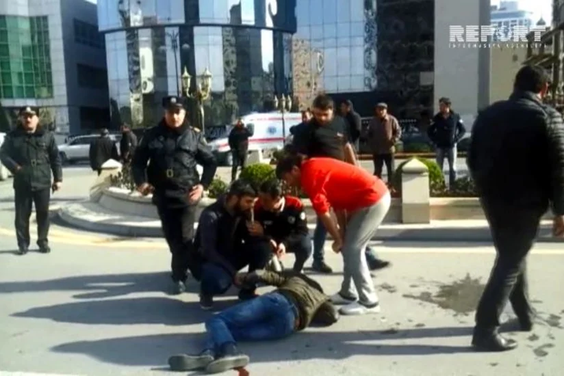 Bakıda dönərxana kuryeri idarə etdiyi mopedlə mikroavtobusa çırpılıb - FOTO - VİDEO