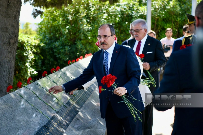 Türkiyənin Zəfər bayramı münasibətilə Bakıda Türk şəhidliyi abidəsi ziyarət olunub