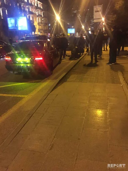 Bakıda avtomobil yolu keçən piyadanı vurdu