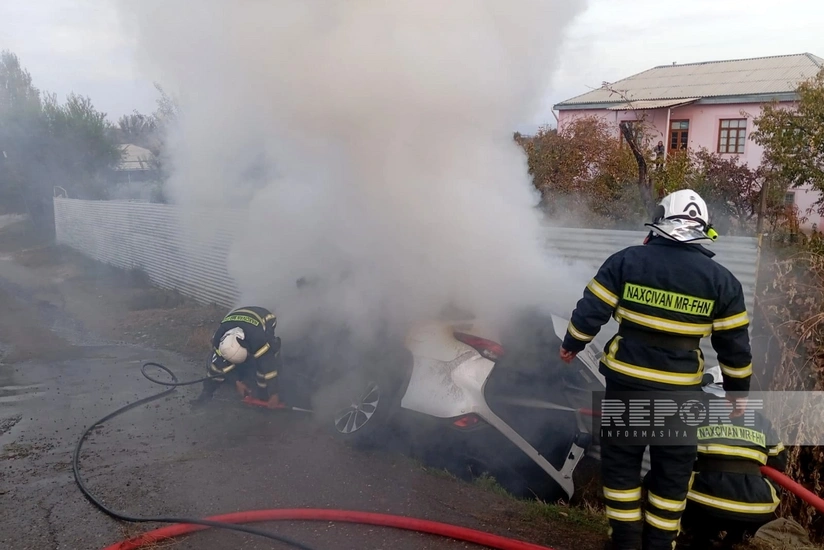 Naxçıvanda minik avtomobili yanıb