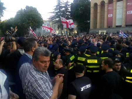 Tbilisidə aksiya iştirakçıları Rustaveli prospektini bağlayıblar
