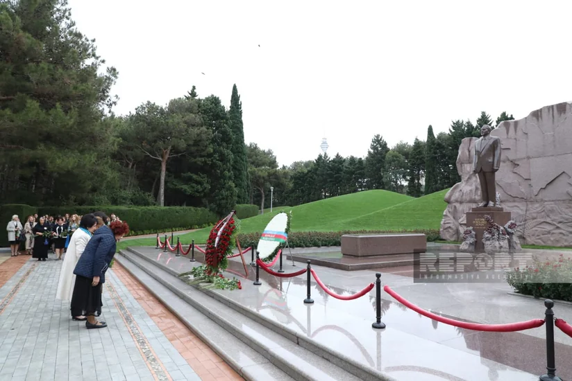 Azərbaycan Qadınlarının VI Qurultayının iştirakçıları Fəxri xiyabanı ziyarət edib