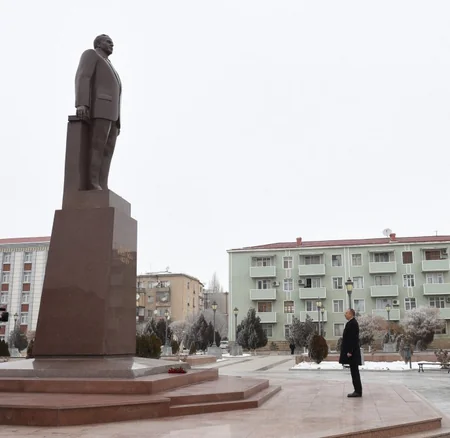 Prezident İlham Əliyev Naxçıvanda ümummilli lider Heydər Əliyevin abidəsini ziyarət edib