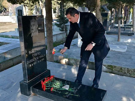 Hakimlər Tofiq Bəhramovun məzarını ziyarət ediblər