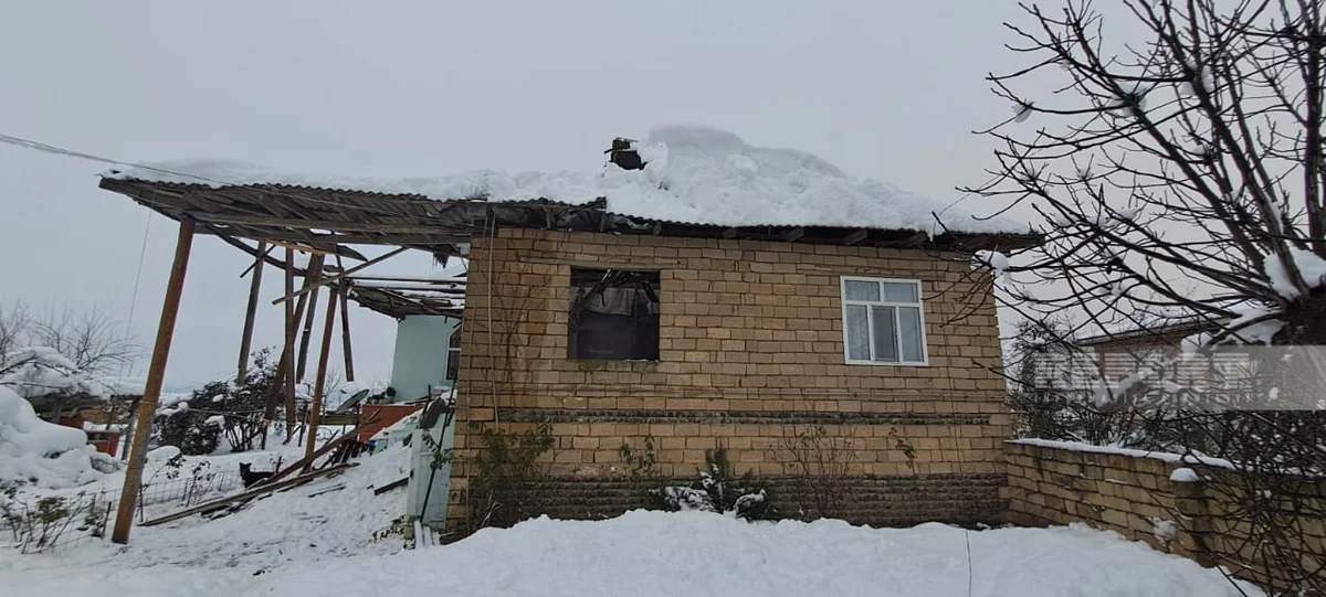 Lənkəranda yağan qar yaşayış evinin damını uçurub