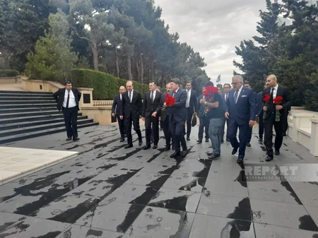 Türkiyənin ədliyyə naziri Fəxri və Şəhidlər xiyabanlarını ziyarət edib