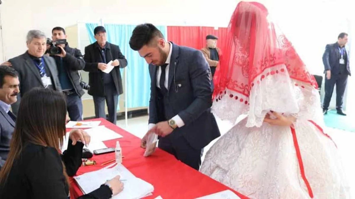 Salyanda bəy və gəlin səs verdi - FOTO - VİDEO