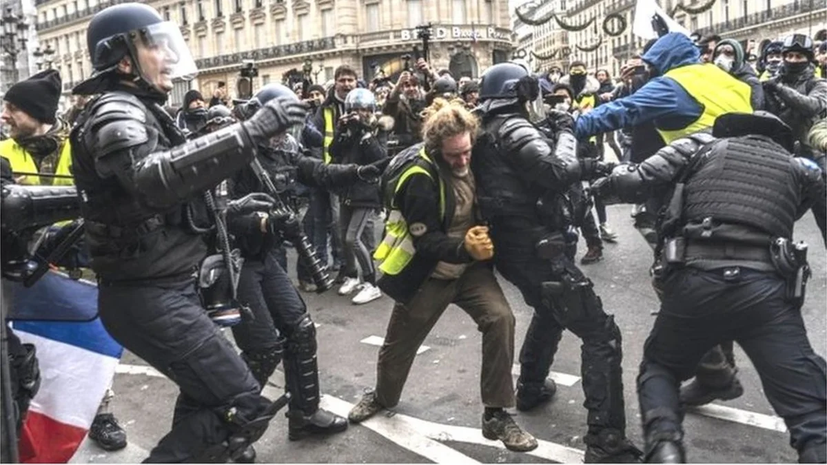 Police disperse student protest in France