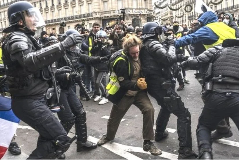 Fransada polis tələbələrin etiraz aksiyasını dağıdıb
