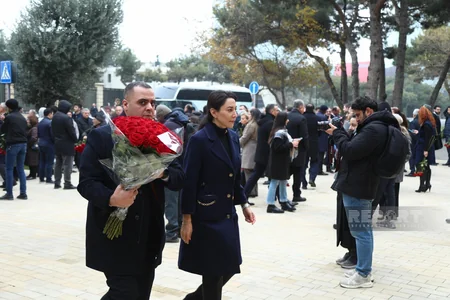 Azərbaycan xalqı Fəxri xiyabanda Ümummilli Liderin məzarını ziyarət edir