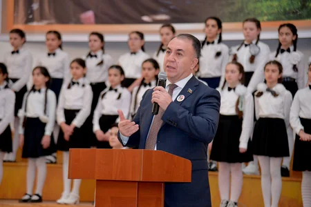 Bakıda məktəbdə Heydər Əliyevin barelyefinin açılışı olub