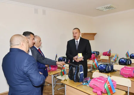Prezident İlham Əliyev Bakıda 212 saylı məktəbdə yaradılan şəraitlə tanış olub