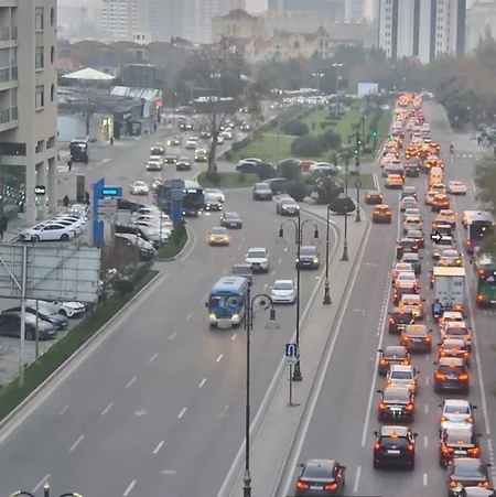 Bakının bir sıra yollarında tıxac yaranıb