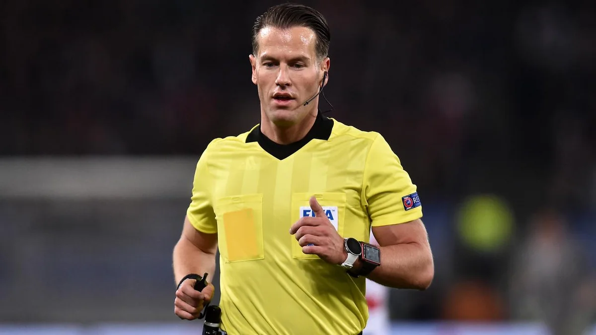 На матч ПСЖ - Башакшехир назначена новая бригада арбитров