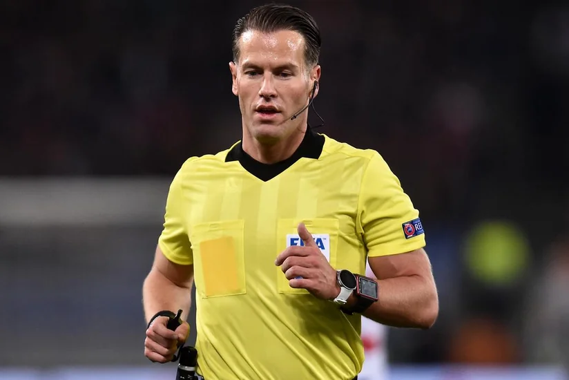 На матч ПСЖ - Башакшехир назначена новая бригада арбитров