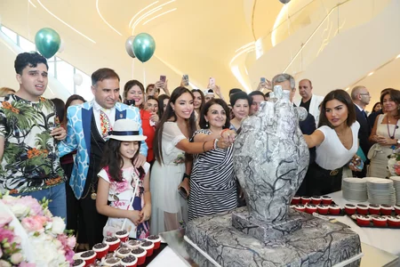 Heydər Əliyev Fondunun vitse-prezidenti Leyla Əliyeva Live Life sərgisində yay təcrübəsi keçən tələbələrlə görüşüb