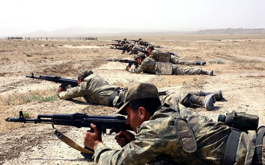 Gənc kursantlar atış çalışmalarını yerinə yetirirlər