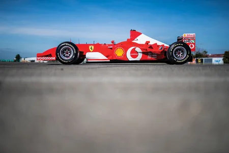 Mixael Şumaxerin Ferrari F2002 markalı avtomobili Abu Dabidəki hərracda satılıb - FOTO
