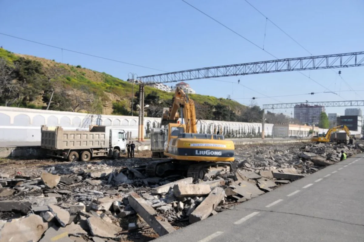 ​Bakı dəmir yolu vağzalında relslər sökülür