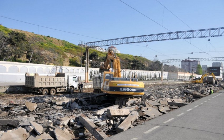 ​Bakı dəmir yolu vağzalında relslər sökülür