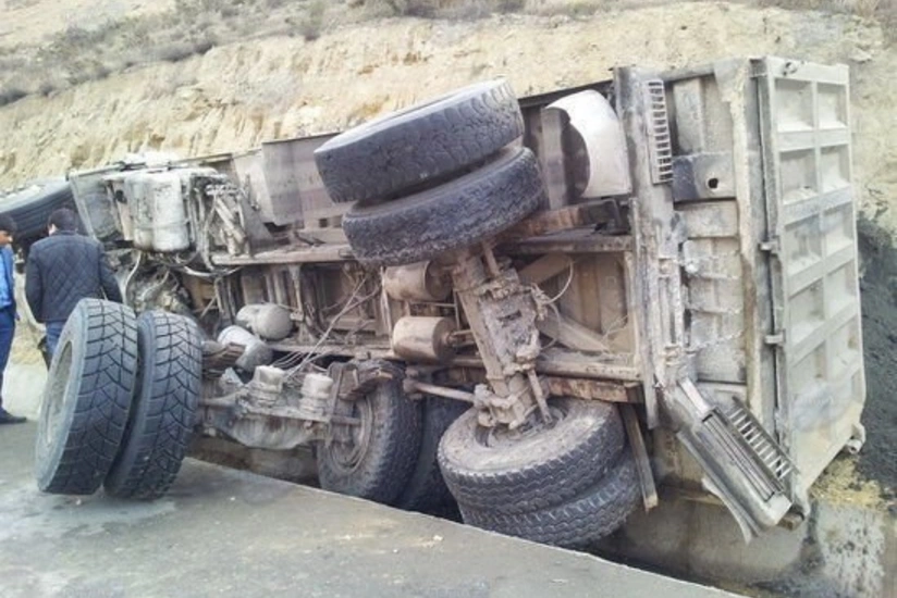 Qusarda yük avtomobili dərəyə aşıb, ölən var