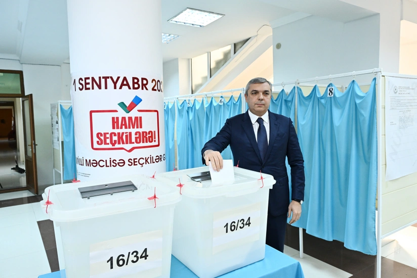 Prezident Administrasiyasının rəhbəri 34 saylı seçki məntəqəsində səs verib