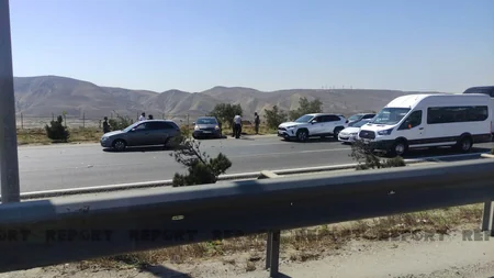 Bakıda avtomobil aşıb, yolda sıxlıq yaranıb