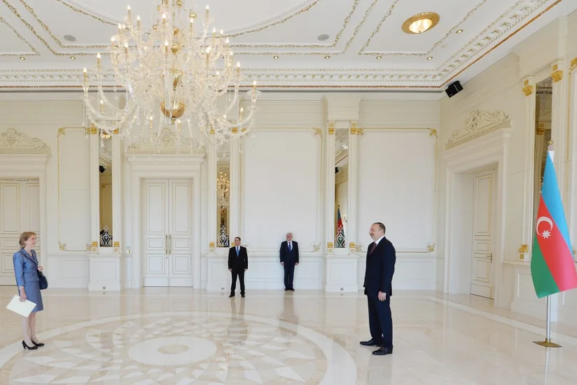 Президент Ильхам Алиев принял верительные грамоты новоназначенного посла Великобритании в Азербайджане