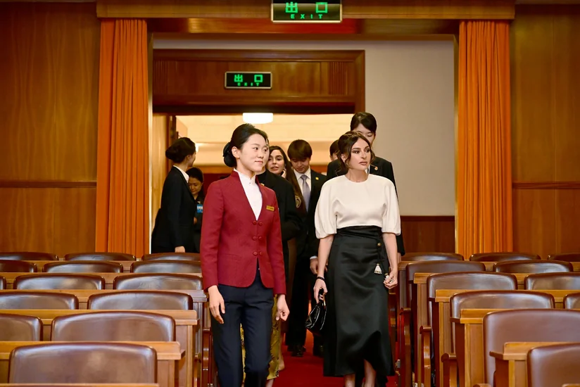 Azərbaycanın birinci xanımı Mehriban Əliyeva, qızı Leyla Əliyeva və digər ailə üzvləri Pekində Böyük Xalq Sarayı ilə tanış olublar