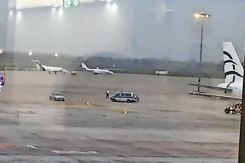 Almaniyada sürücü maşınla aeroport ərazisinə keçmək istəyib