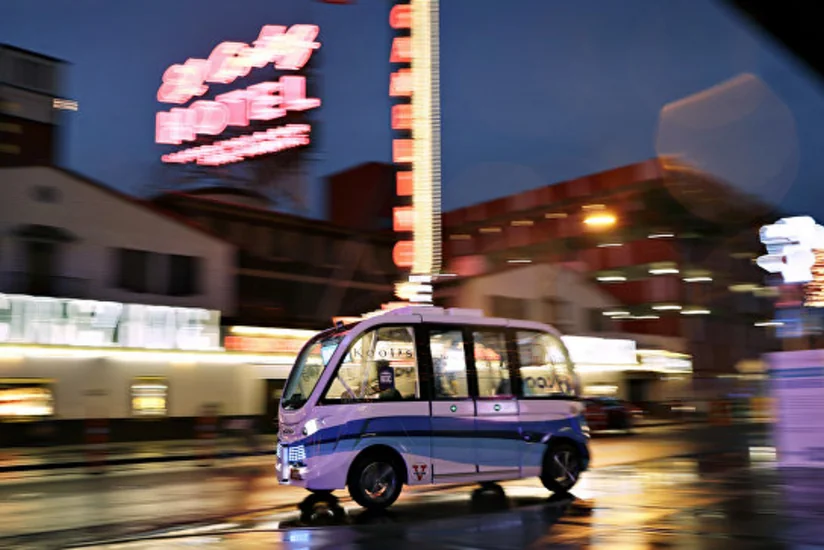 В США беспилотный пассажирский шаттл попал в ДТП в первый день работы