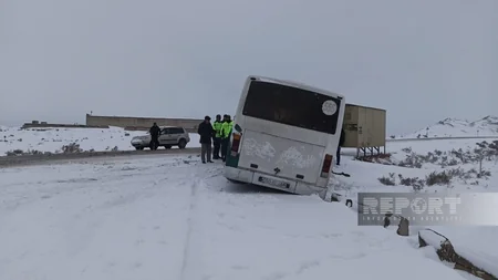 Bakı-Şamaxı yolunda avtobus qəzaya düşüb