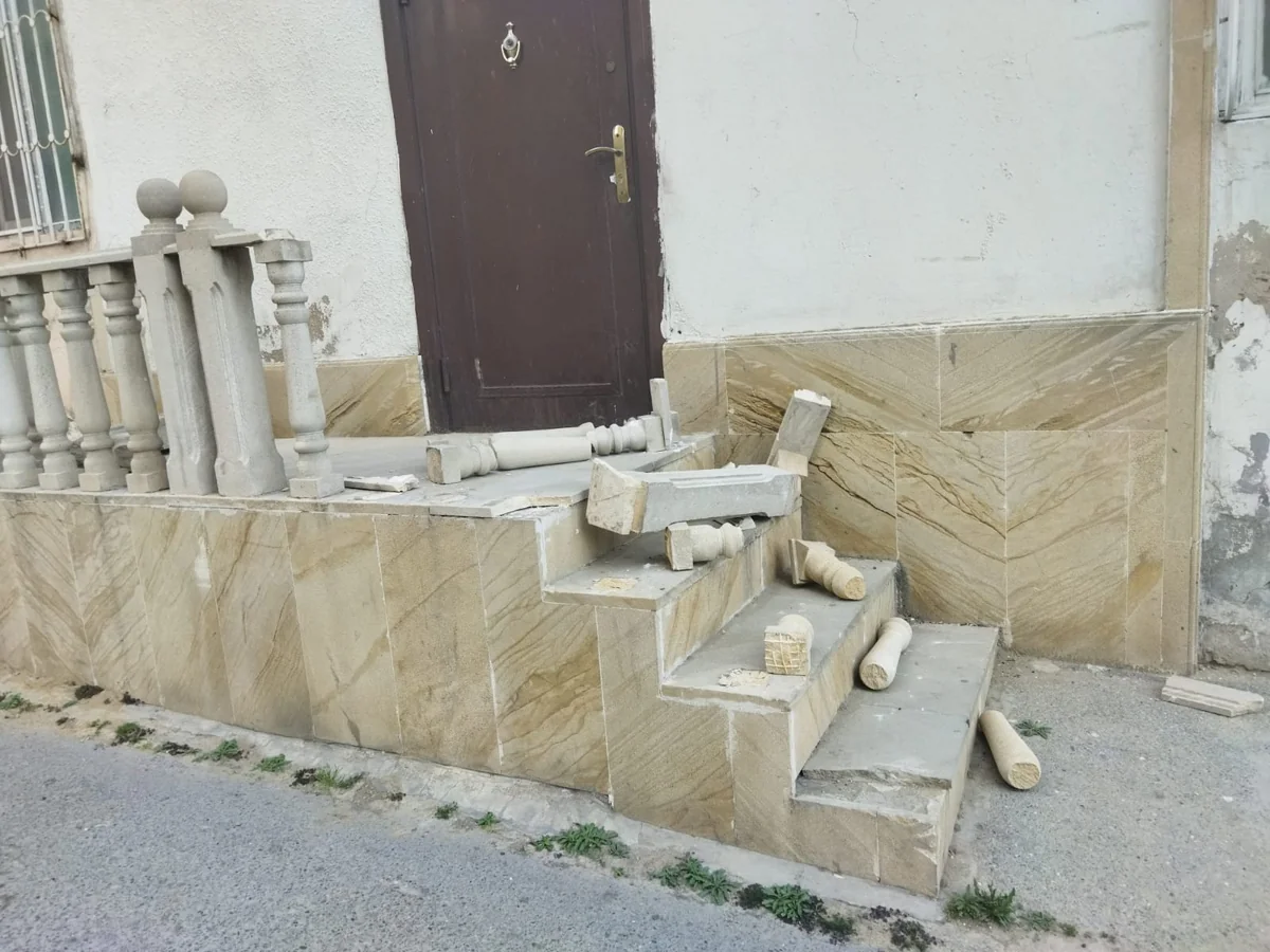 DİN partiya qərargahının qarşısındakı pilləkənin yararsız hala salınmasına münasibət bildirib