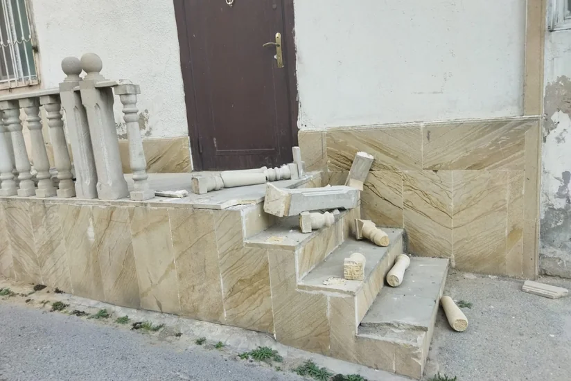 DİN partiya qərargahının qarşısındakı pilləkənin yararsız hala salınmasına münasibət bildirib