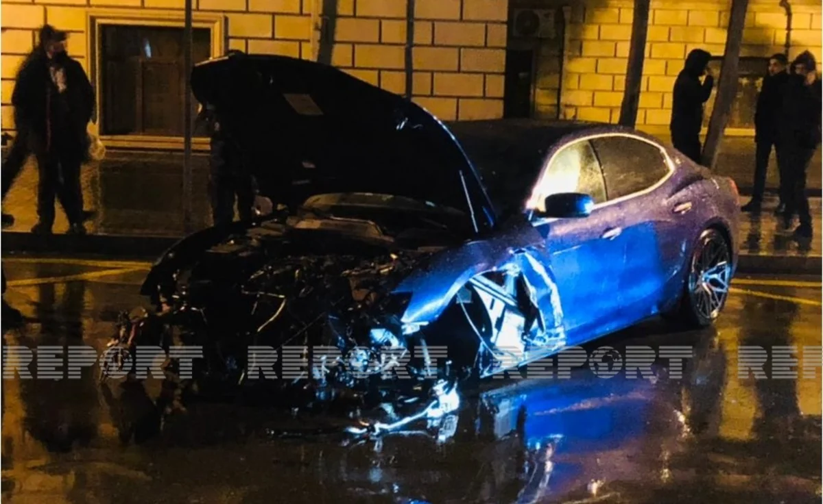 Bakıda bahalı avtomobil qəzaya düşdü