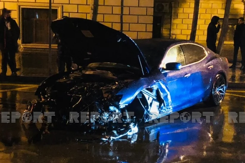 В Баку дорогой автомобиль попал в аварию