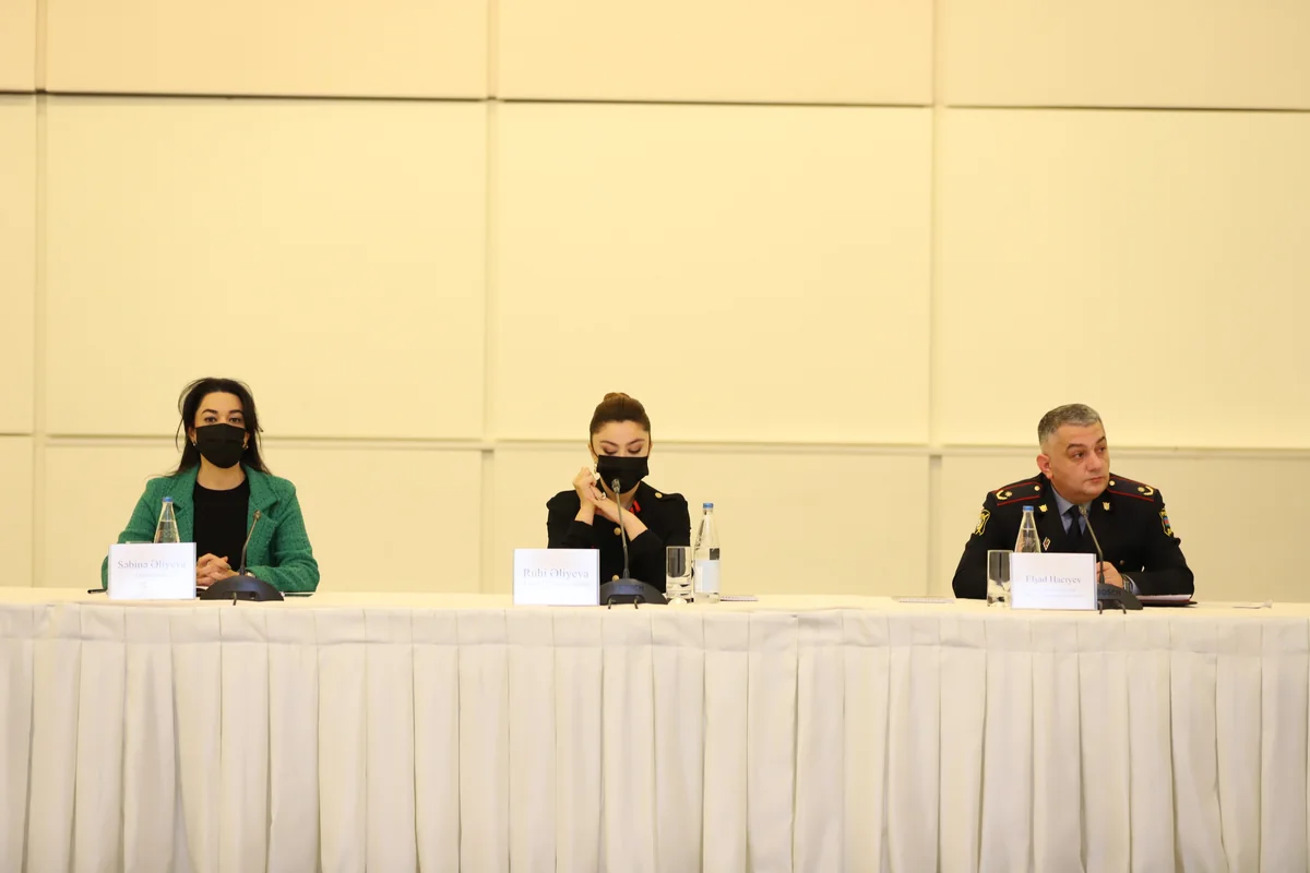 Qadına şiddətə son adlı dəyirmi masa keçirilib