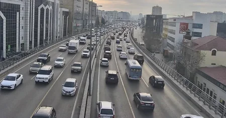 Bakıda 15 istiqamətdə nəqliyyatın sıxlığı müşahidə olunur