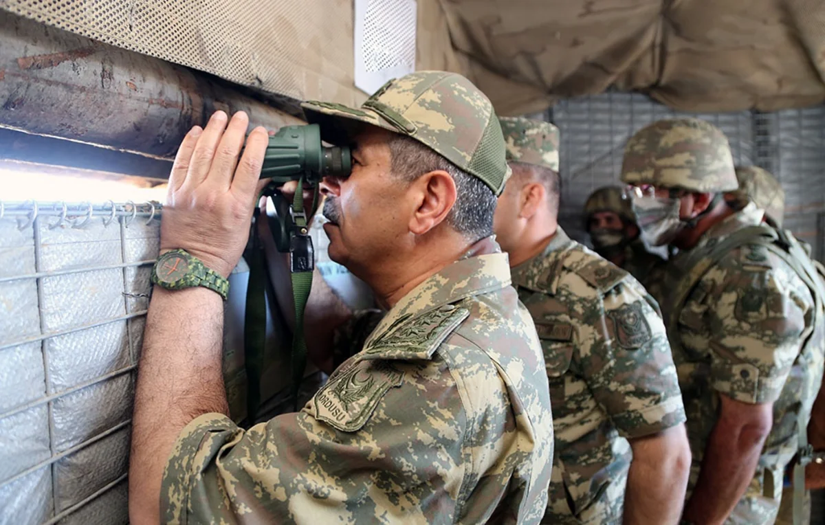 Zakir Həsənov ön xəttdə olub, düşmənin mövqelərini müşahidə edib