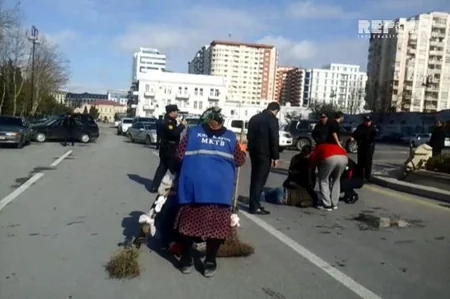 Bakıda dönərxana kuryeri idarə etdiyi mopedlə mikroavtobusa çırpılıb - FOTO - VİDEO