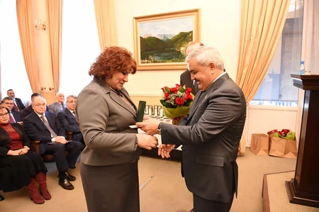 SOCAR-da yüksək dövlət təltiflərinə layiq görülmüş neftçilərə orden və medallar təqdim olunub - VİDEO