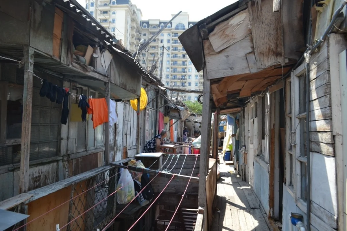 BŞİH: Bakıda qədim bina qəzalı vəziyyətə düşüb, sakinlər köçürülür