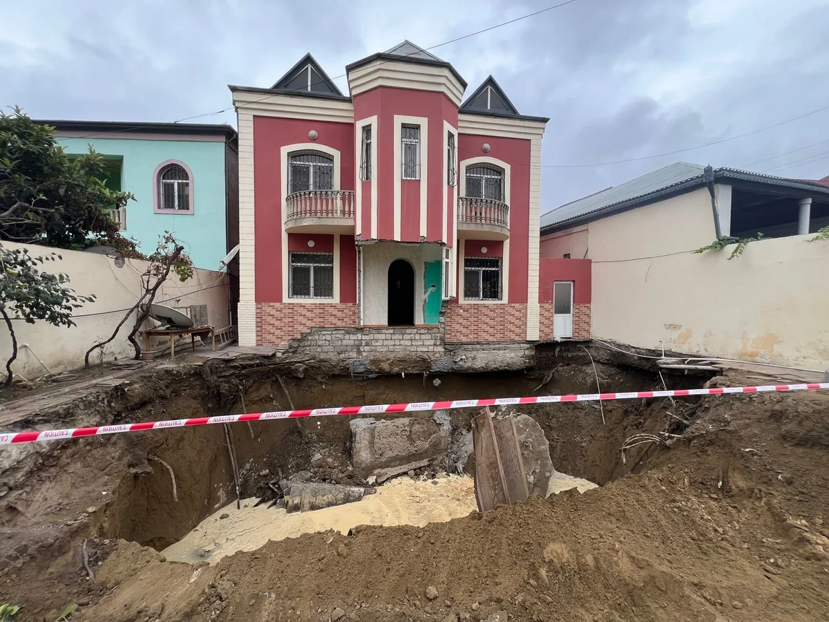 Bakıda qanunsuz tikilmiş evin altından keçən su kollektorunun sıradan çıxması təhlükəsi yaranıb