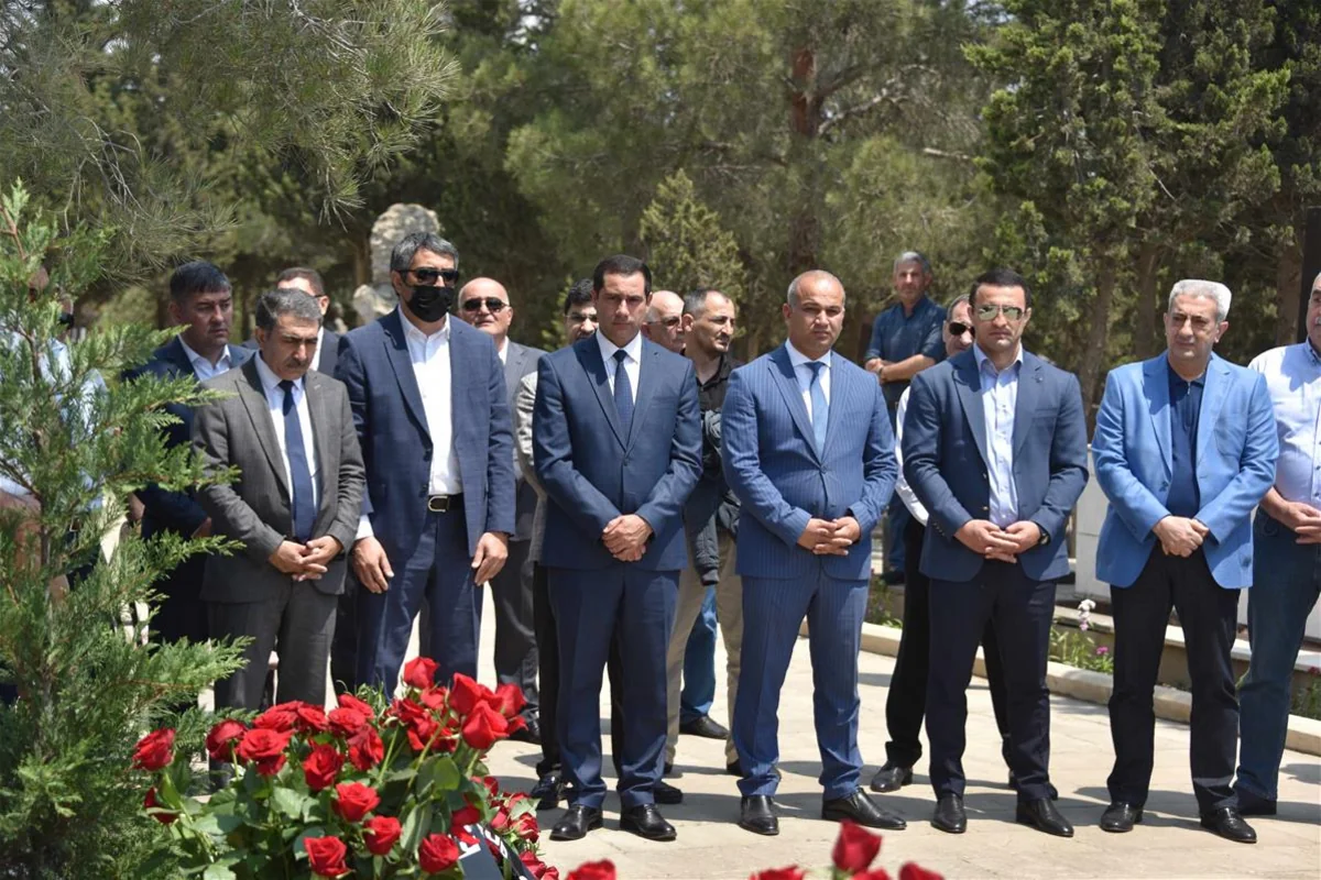 İdman ictimaiyyəti Azad Rəhimovun məzarını ziyarət etdi