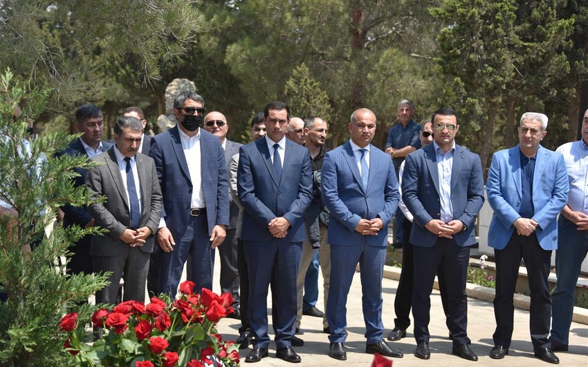 İdman ictimaiyyəti Azad Rəhimovun məzarını ziyarət etdi