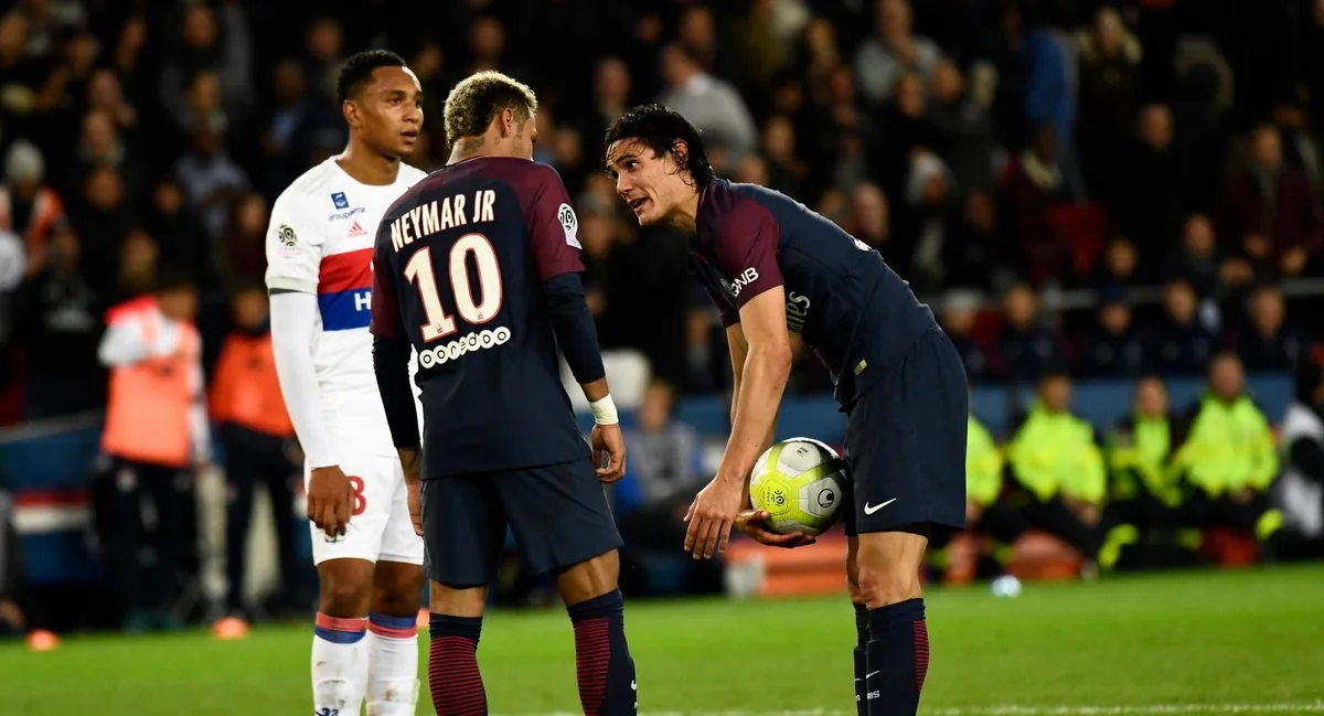 Neymar və Kavani soyunma otağında pul üstündə əlbəyaxa olub