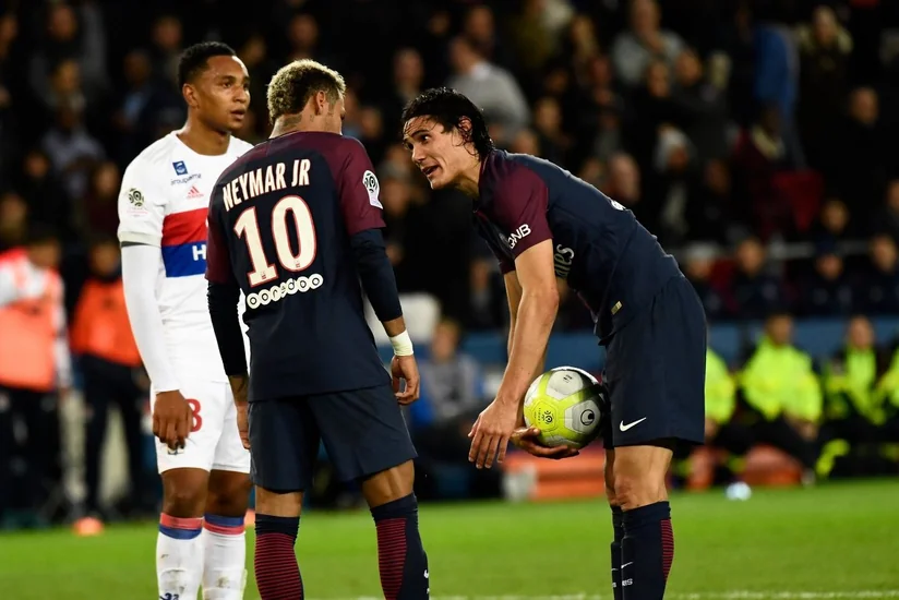 Neymar və Kavani soyunma otağında pul üstündə əlbəyaxa olub