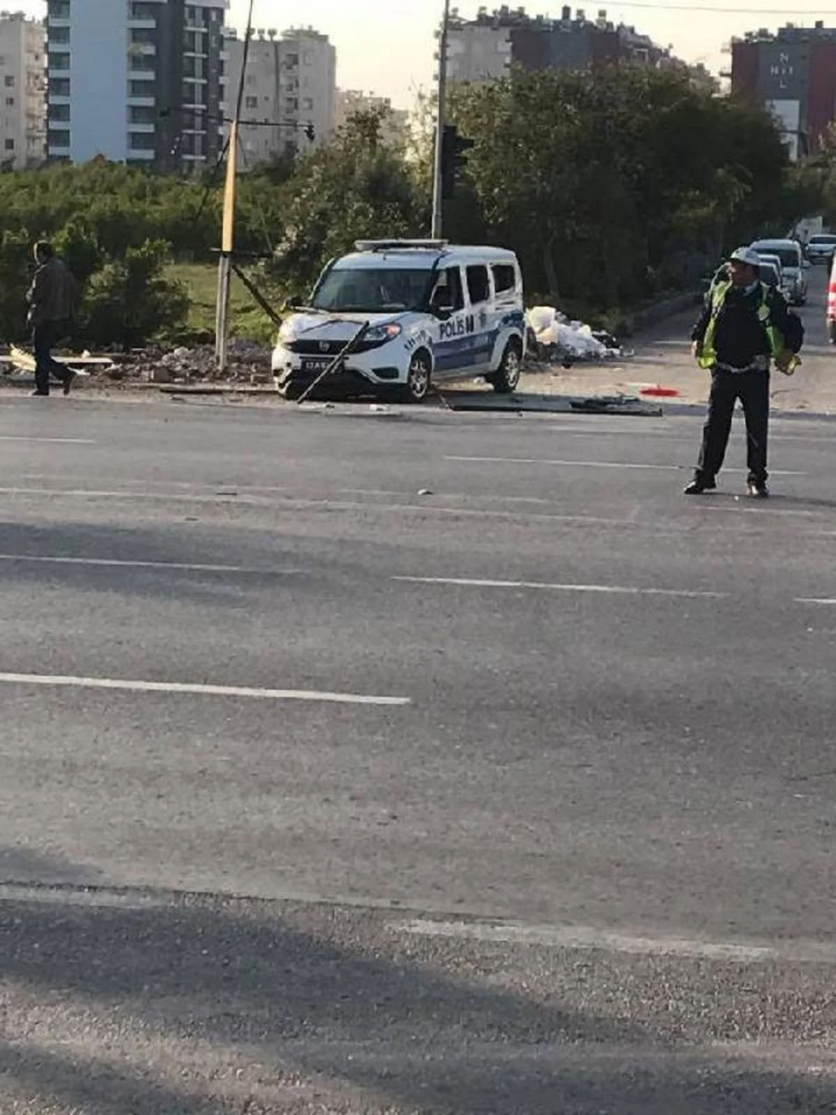 Türkiyədə polis avtomobilinə hücum olub, iki polis yaralanıb