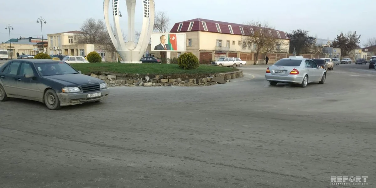 Kürdəmirdə avtomobil maneəyə çırpılıb, sürücü xəsarət alıb - FOTO - VİDEO