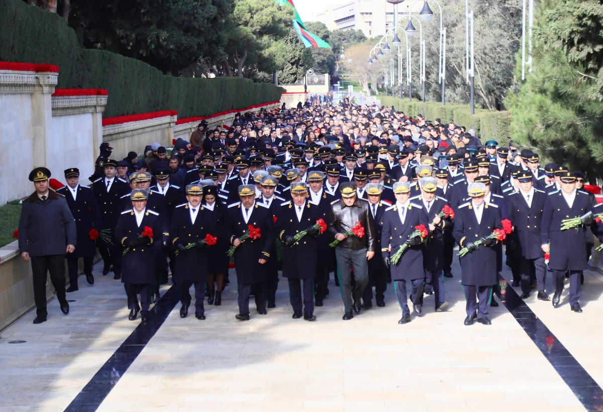 Prokurorluq əməkdaşları Şəhidlər xiyabanını ziyarət edib
